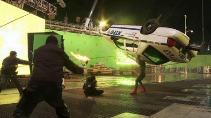 Cascade avec une voiture soulevée par un homme
