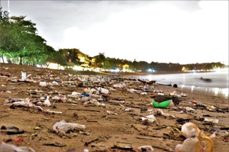 Photo de déchets plastiques sur une plage