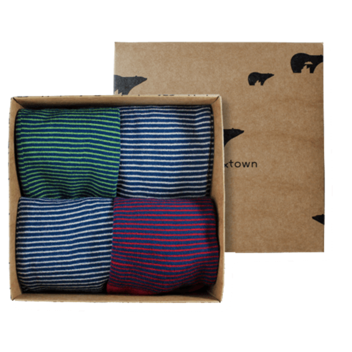 Photo de vêtements dans une boite en carton